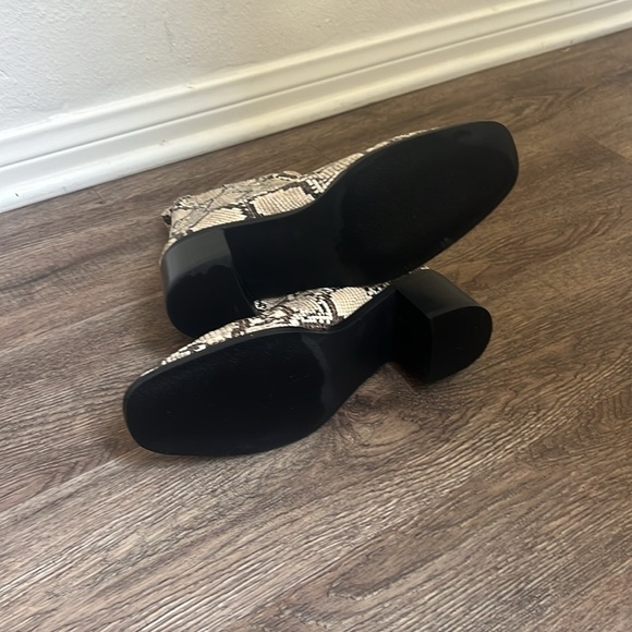 Nordstrom Women's Hazina Snake Print Leather Chelsea Boots Ivory - Picture 4 of 5